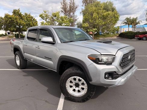 Used 2018 Toyota Tacoma TRD Sport AWD/4WD image 4