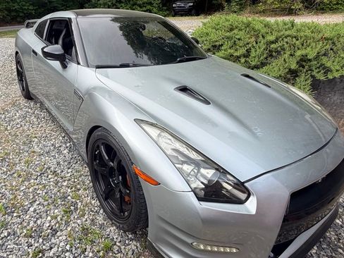 Used 2010 Nissan GT-R Premium AWD/4WD image 2