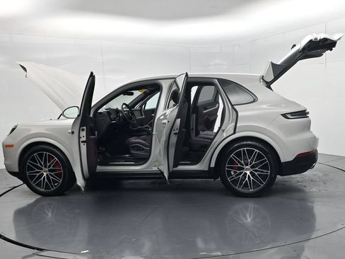 Used 2025 Porsche Cayenne S AWD/4WD image 70