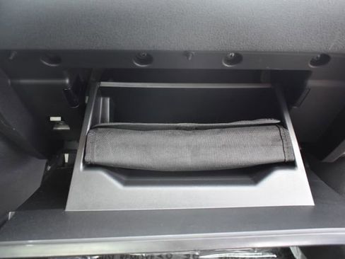 Used 2016 Nissan 370Z Roadster RWD image 33