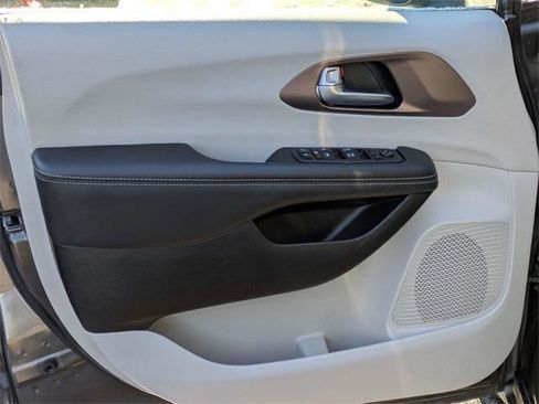 Certified 2023 Chrysler Voyager LX image 12