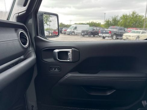 Used 2023 Jeep Wrangler Unlimited Sahara w/ Cold Weather Group AWD/4WD image 28