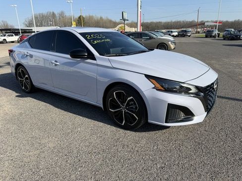 Used 2025 Nissan Altima 2.5 SR w/ SR Premium Package image 3
