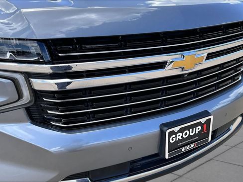 Used 2022 Chevrolet Suburban LT w/ Luxury Package RWD image 30