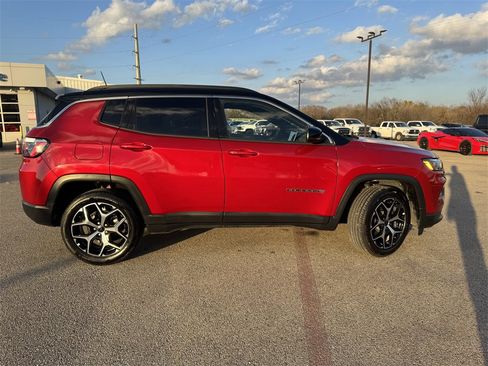 Used 2025 Jeep Compass Limited image 4