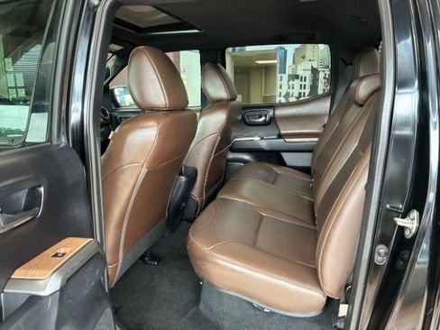 Used 2019 Toyota Tacoma Limited image 23