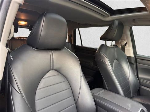 Used 2023 Toyota Highlander XLE image 29