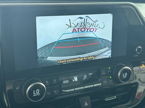 Used 2023 Toyota Highlander Bronze Edition FWD image 18