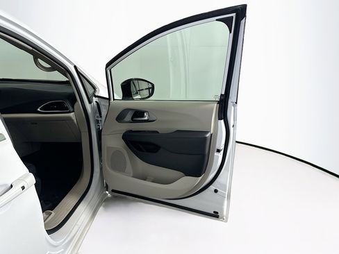 Used 2024 Chrysler Pacifica Touring-L image 31