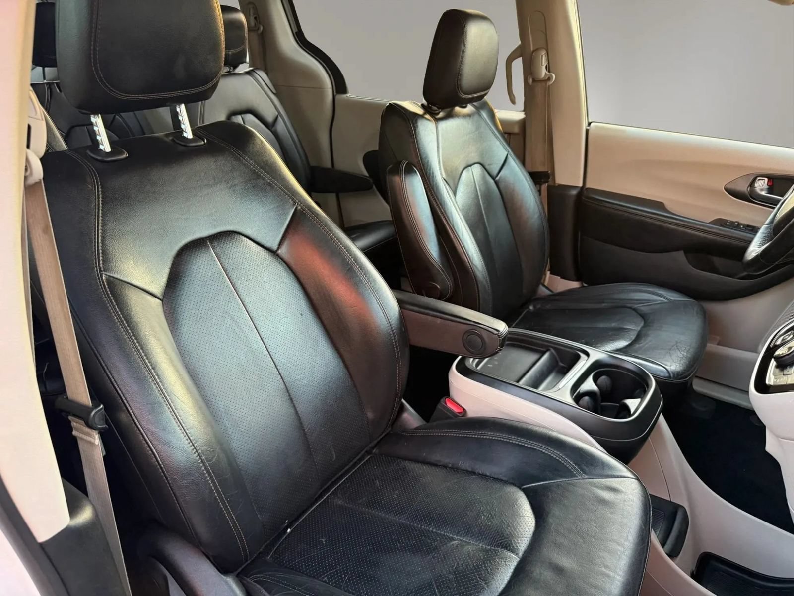 Used 2020 Chrysler Pacifica Touring-L FWD image 28