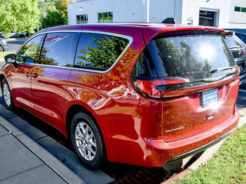 Used 2025 Chrysler Pacifica Select FWD image 6