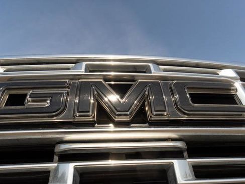 Used 2025 GMC Yukon Denali w/ LPO, Floor Liner Package image 46