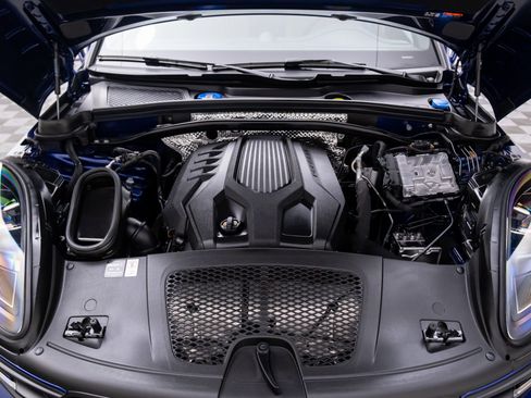 Certified 2025 Porsche Macan image 29