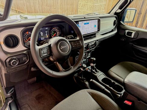 Used 2024 Jeep Wrangler Willys image 4