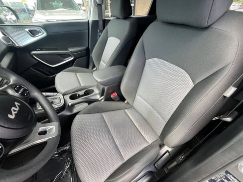 Used 2025 Kia Soul LX w/ LX Technology Package FWD image 35