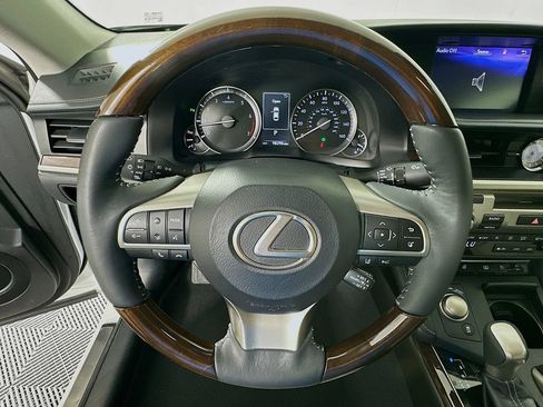 Used 2017 Lexus ES 350 w/ Luxury Package FWD image 11