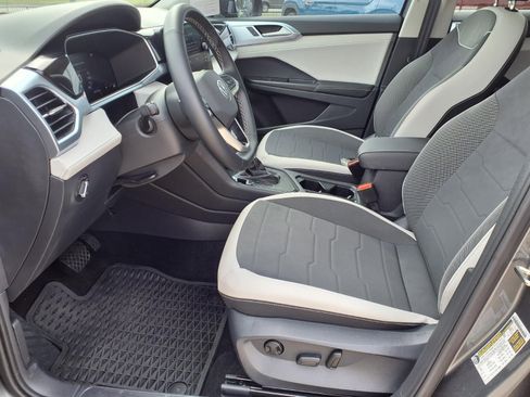 Certified 2025 Volkswagen Taos SE FWD image 12