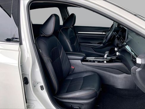 Certified 2024 Nissan Altima 2.5 SR w/ SR Premium Package FWD image 9