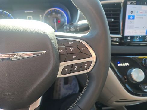 Used 2024 Chrysler Pacifica Touring-L FWD image 20