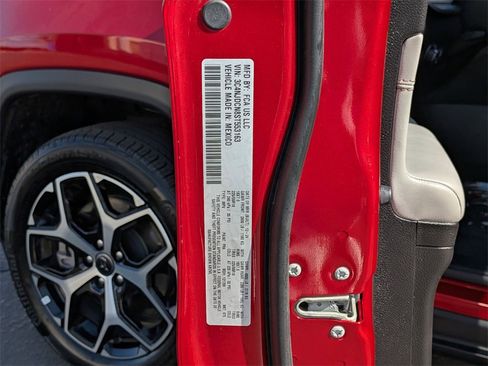 Used 2025 Jeep Compass Limited image 35