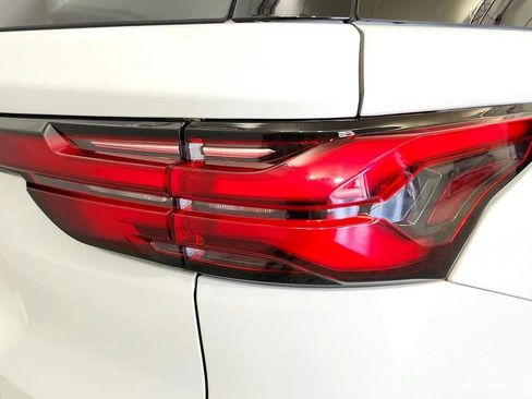 Used 2023 Chevrolet Traverse LT FWD image 33