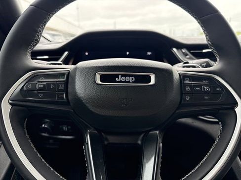 Used 2023 Jeep Grand Cherokee Altitude AWD/4WD image 20