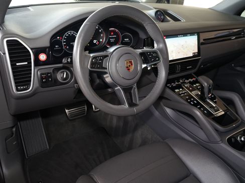 Used 2020 Porsche Cayenne S image 2