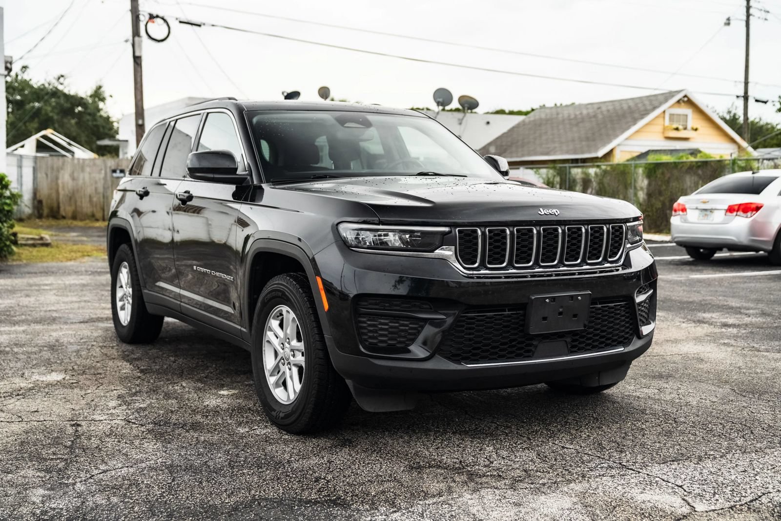 Used 2023 Jeep Grand Cherokee Laredo w/ Trailer Tow Prep Group (B) AWD/4WD image 2