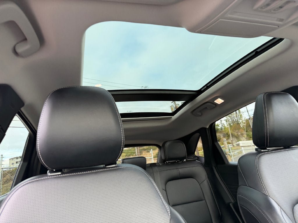 Used 2025 Ford Escape Platinum AWD/4WD image 27
