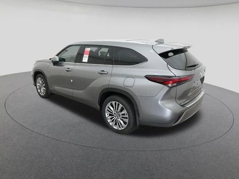 New 2026 Toyota Highlander Platinum image 5