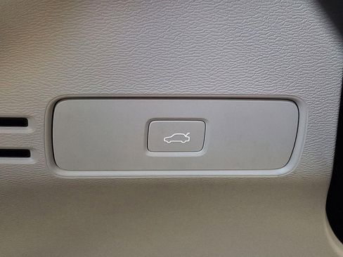 Certified 2023 Volvo XC40 B5 Plus w/ Protection Package Premier image 25