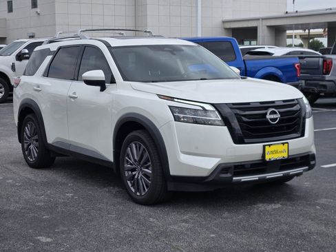 Used 2023 Nissan Pathfinder SL w/ SL Premium Package image 3