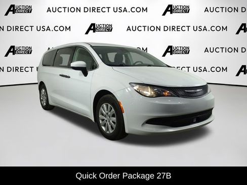 Used 2021 Chrysler Voyager L FWD image 2