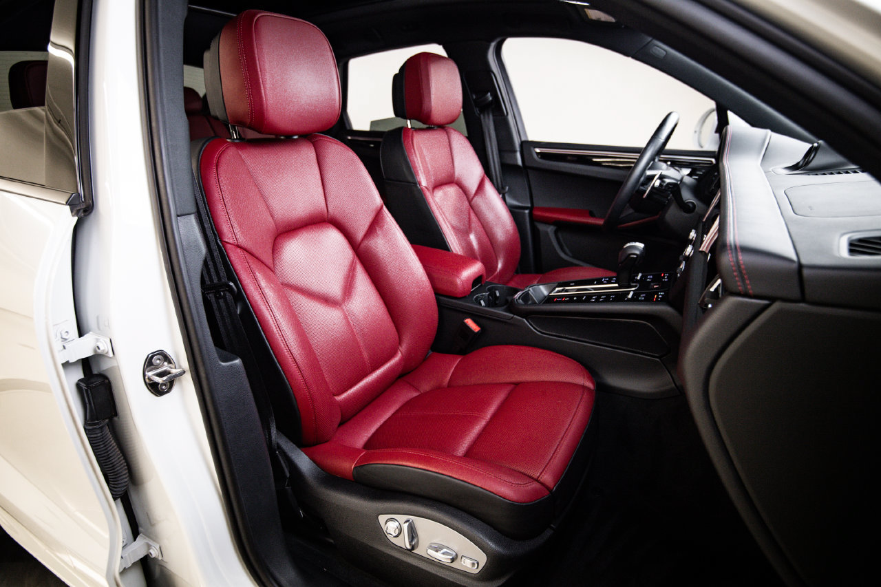 Certified 2024 Porsche Macan AWD/4WD image 29