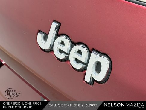 Used 2023 Jeep Grand Cherokee L Laredo image 16