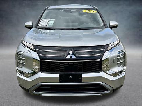 Used 2025 Mitsubishi Outlander SE AWD/4WD image 2