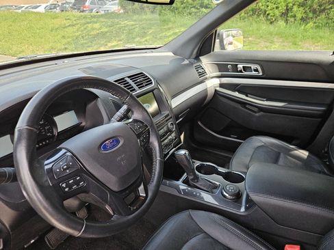 Used 2017 Ford Explorer XLT w/ Equipment Group 202A image 11