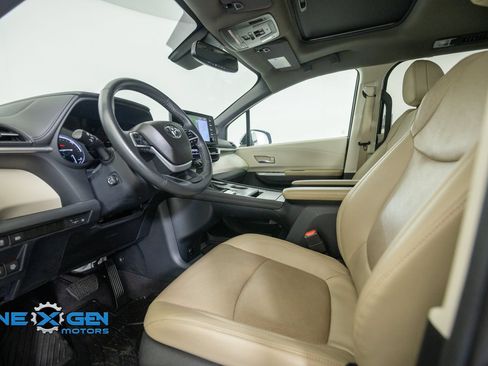 Used 2024 Toyota Sienna Limited AWD/4WD image 10