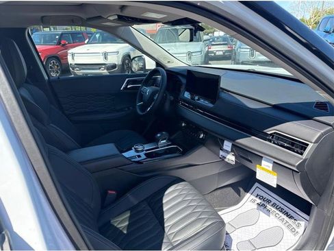 Used 2025 Mitsubishi Outlander 4WD Plug-In Hybrid image 12