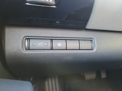 Used 2023 Nissan Pathfinder SV image 32