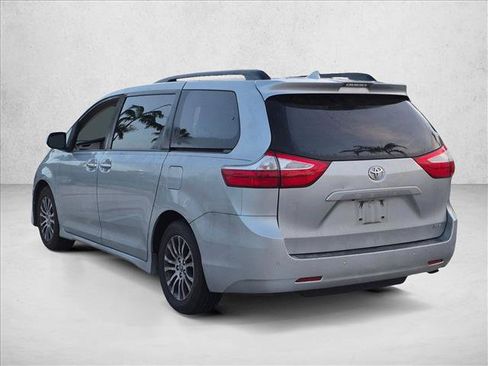 Used 2019 Toyota Sienna XLE w/ XLE Navigation Package FWD image 7