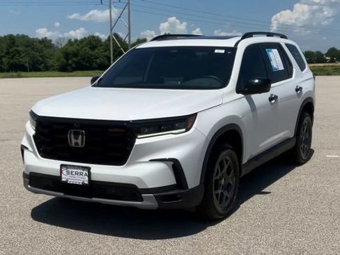 Used 2025 Honda Pilot TrailSport image 4