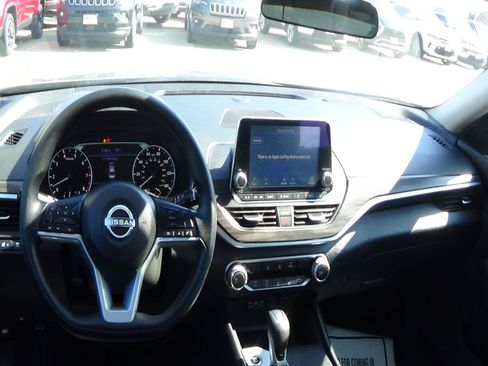 Used 2025 Nissan Altima 2.5 SV FWD image 12
