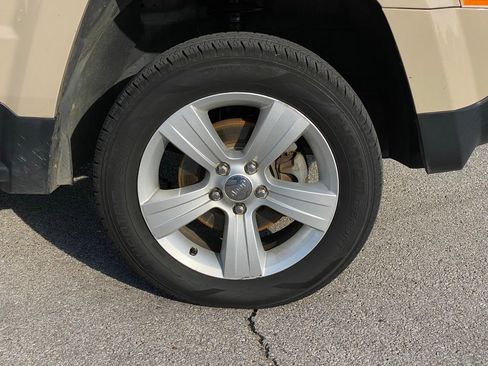 Used 2016 Jeep Patriot Latitude AWD/4WD image 32
