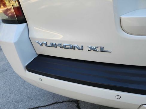 Used 2017 GMC Yukon XL SLT w/ Open Road Package image 7