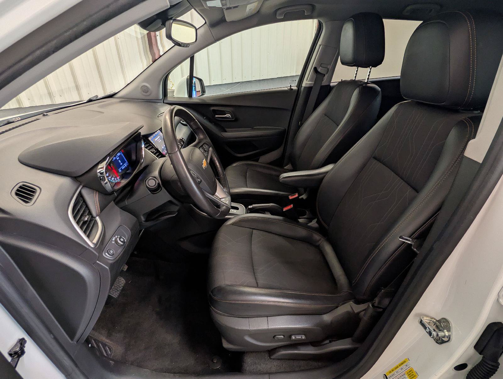 Used 2020 Chevrolet Trax LT w/ LT Convenience Package FWD image 3