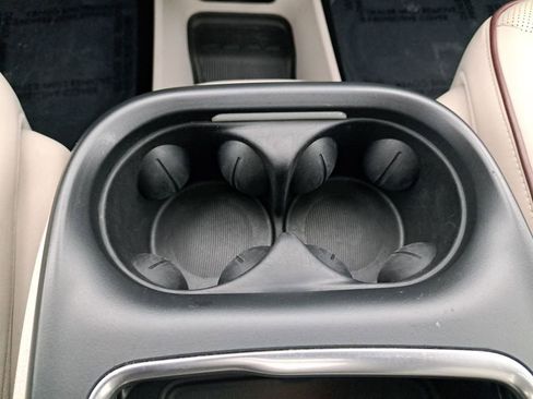 Used 2017 Chrysler Pacifica Limited image 24