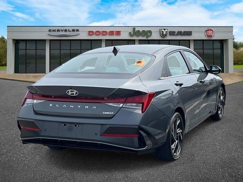 Used 2024 Hyundai Elantra Limited FWD image 3
