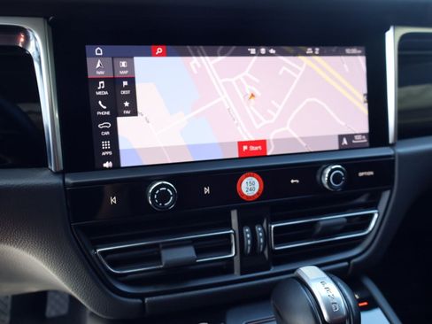 Certified 2023 Porsche Macan AWD/4WD image 18