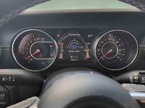 Used 2018 Jeep Wrangler Unlimited Sahara image 12